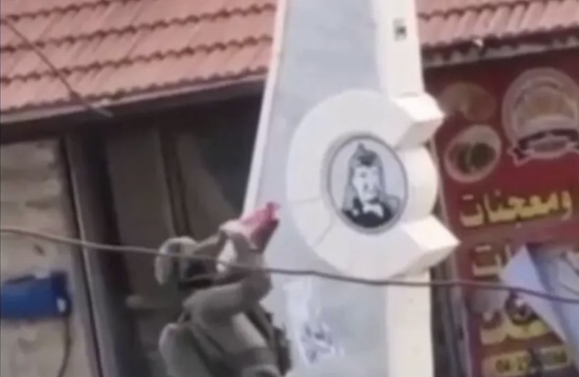 إسرائيل توقف جندياً بعد تخريب نصب ياسر عرفات في الضفة الغربية